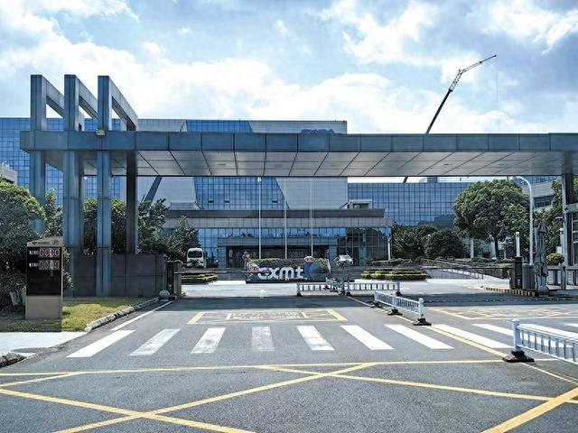 长鑫科技工厂外围 叶玲珍、阮润生/摄